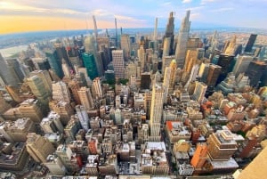 Manhattan; spacer 5. aleją i zachód słońca nad Empire State