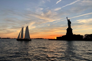 NYC: Tour privato in barca a vela alla Statua della Libertà