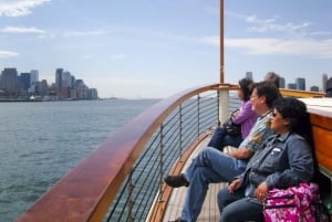 Manhattan: Crucero por la Estatua y el Skyline a bordo de un yate de lujo