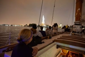 New York City: Lichter der Stadt mit Segelschiff