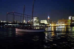 New York City: Lichter der Stadt mit Segelschiff