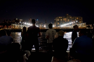 New York City: Lichter der Stadt mit Segelschiff