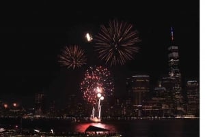 New York City Skyline och fyrverkerier den 4 juli