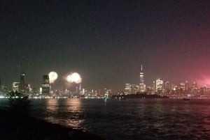 Vue de la ville de New York et feux d'artifice du 4 juillet
