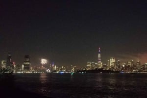New York Citys skyline og 4. juli-fyrverkeri