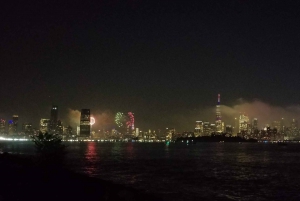 Die Skyline von New York City und das Feuerwerk zum 4. Juli