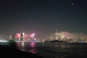 New York Citys skyline og 4. juli-fyrverkeri