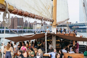 NYC: Epische Tall Ship Sunset Jazz Sail met Wijnoptie