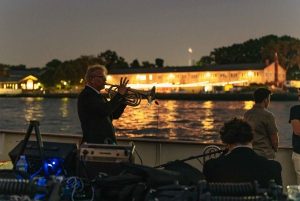 NYC: Vela epica di Tall Ship al tramonto con opzione vino