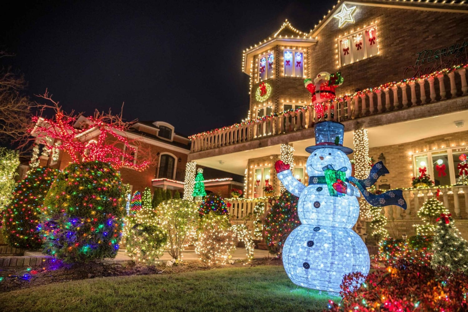 New York: Dyker Heights Christmas Lights Guided Walking Tour: Dyker Heights Christmas Lights Guided Walking Tour