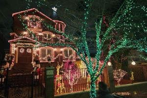 New York: Dyker Heights Christmas Lights Guided Walking Tour: Dyker Heights Christmas Lights Guided Walking Tour