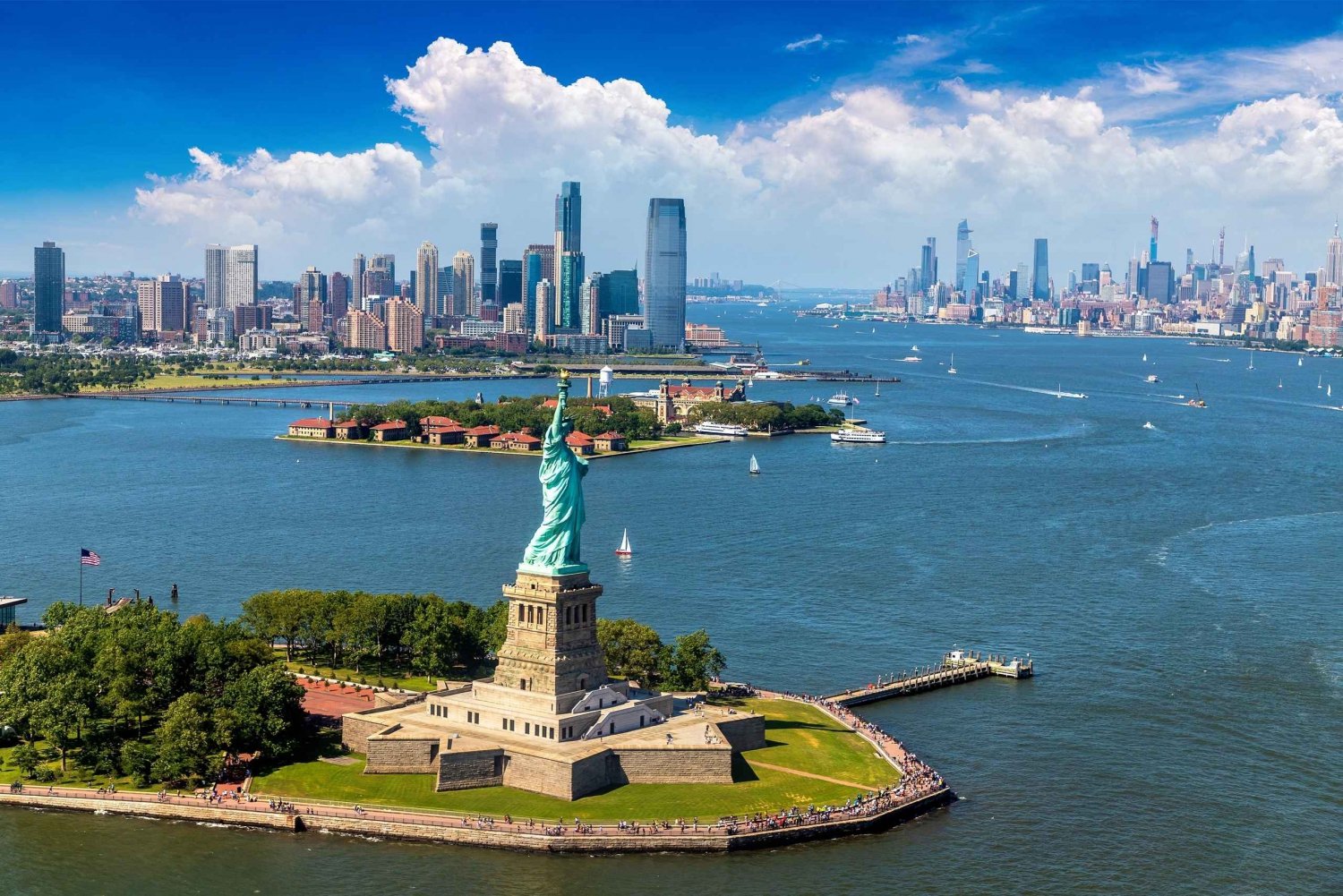 New York: Kombination aus Freiheitsstatue und Happy Hour Cruise