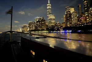 NYC: City Lights Yacht Cruise met drankje inbegrepen