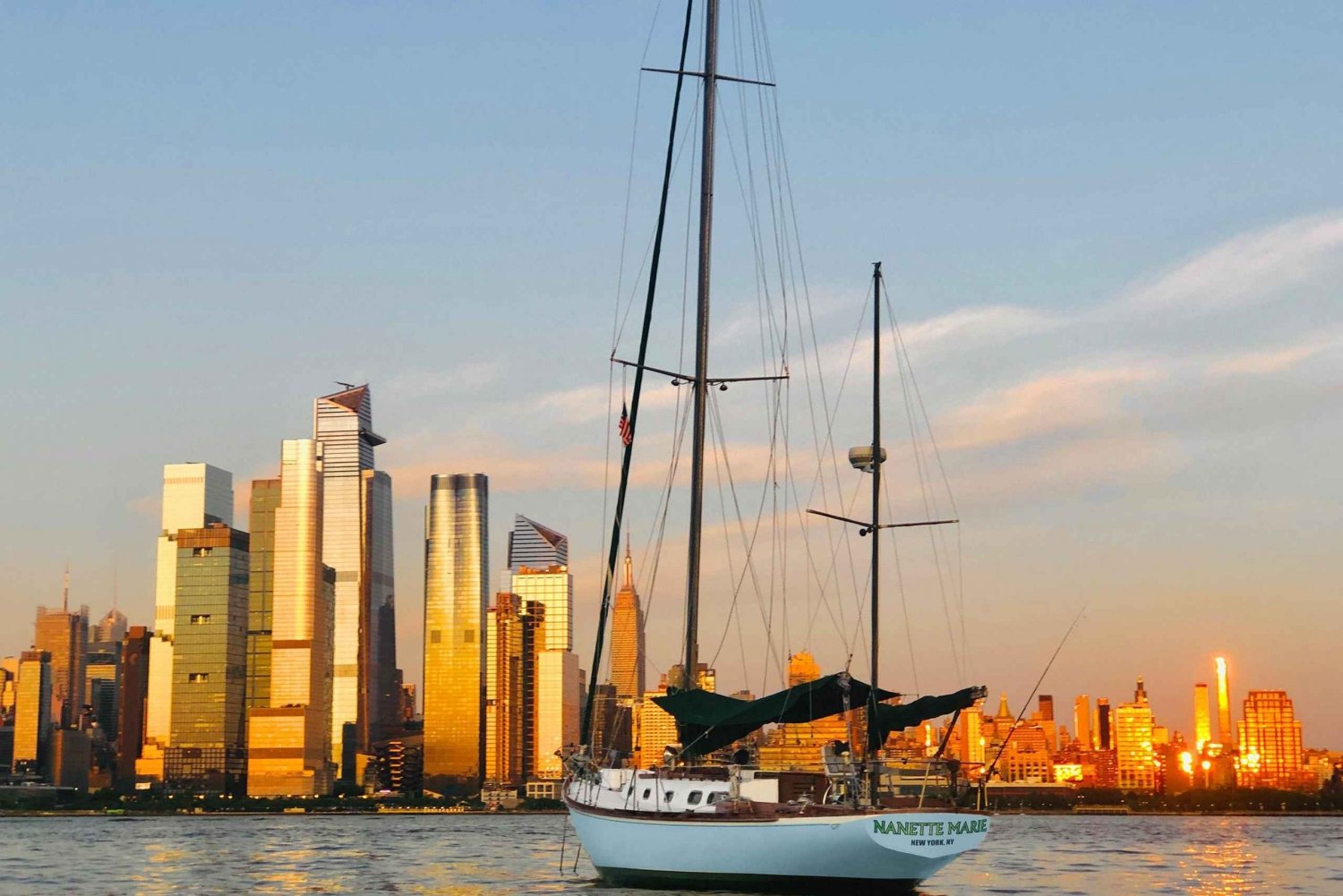 NYC- PRIVÉ ZEILBOOT, VRIJHEIDSBEELD, SKYLINE VAN MANHATTAN