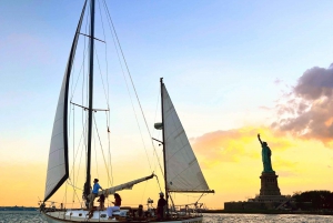 NYC - PRIVAT SEGELBÅT, FRIHETSGUDINNAN, MANHATTANS SKYLINE