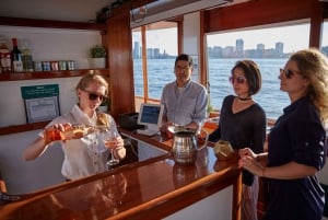 NYC: Dagskryssning på en liten yacht med utsikt över Frihetsgudinnan