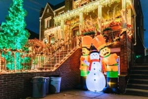 NYC: Dyker Heights Christmas Lights & Skyline View-bustur