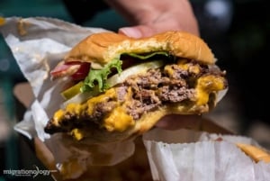 NYC: ニューヨークの 4 つの食べ物を食べて 30 か所の名所を巡るウォーキング ツアー