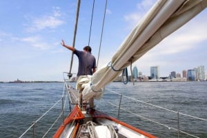 NYC: Épica Navegación en Barco de Altura con Cerveza Artesanal y Opción de Langosta