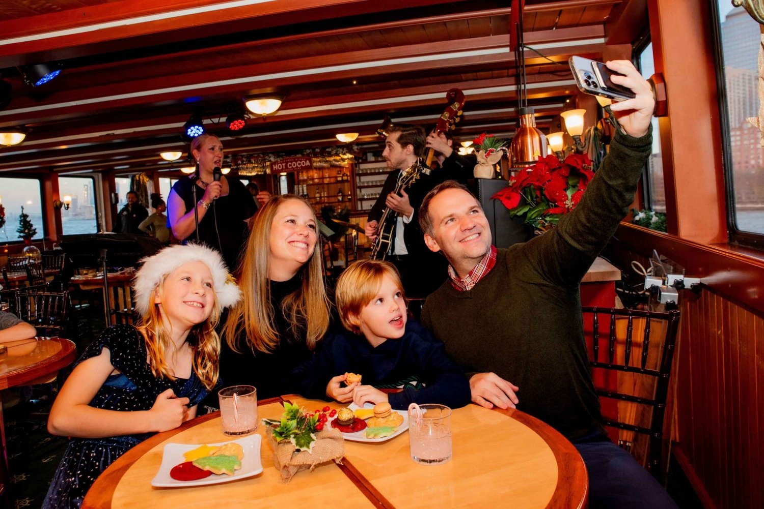 NYC : Croisière de Noël sur un yacht avec du jazz, du cacao et des chants de Noël