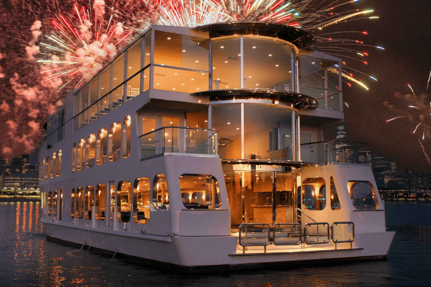 NYC: 4. Juli Dinner Cruise mit Live-Musik und offener Bar