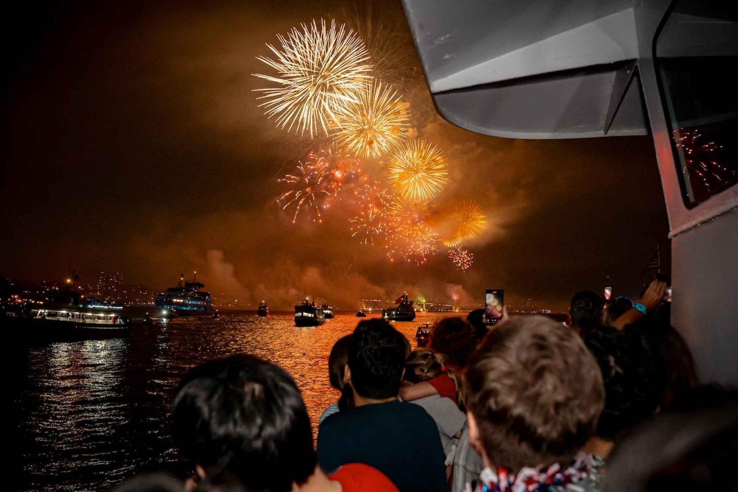 NYC: 4. heinäkuuta perheen ilotulitusjuhlaristeily, avoin baari, buffet