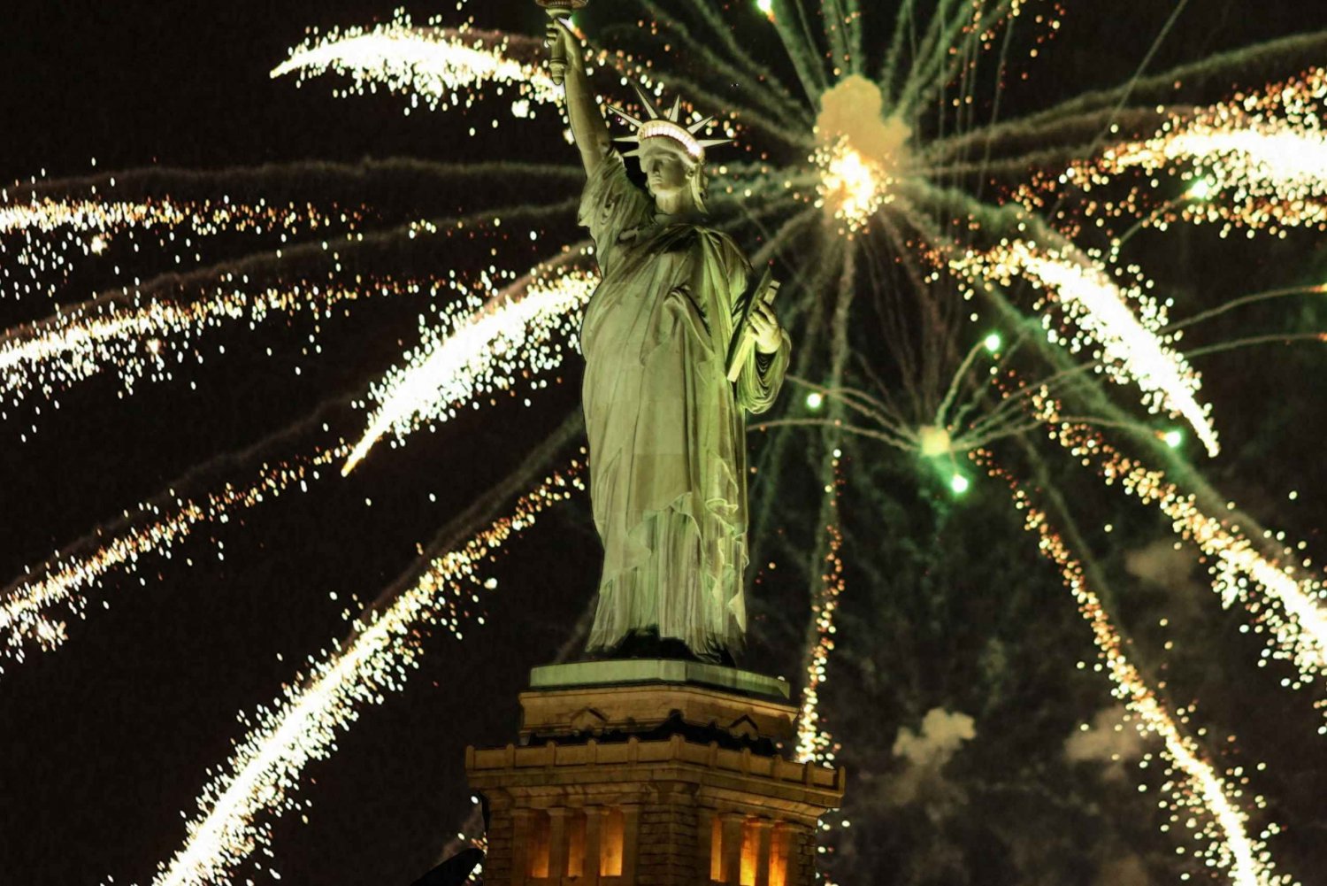 NYC : Dîner-croisière du 4 juillet avec repas à 6 plats et open bar