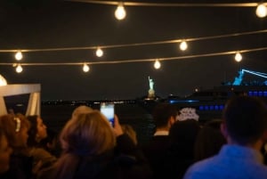 NYC: New Year’s Fireworks Cruise Premium Open Bar, Buffet