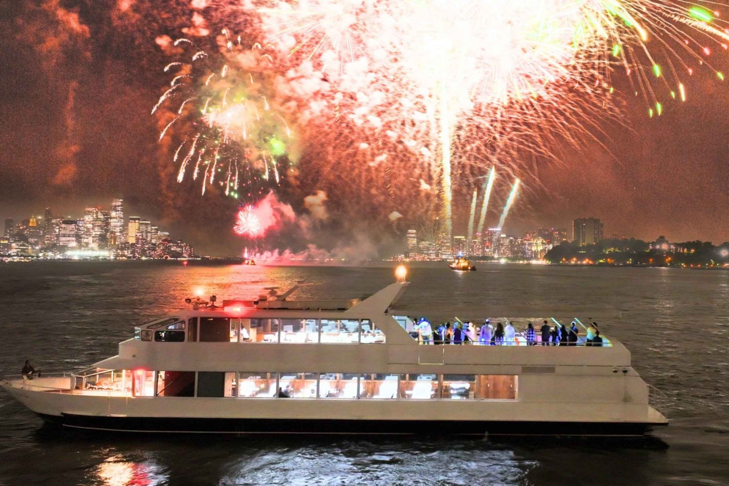 NYC: Silvester-Dinner-Kreuzfahrt mit Musik und offener Bar