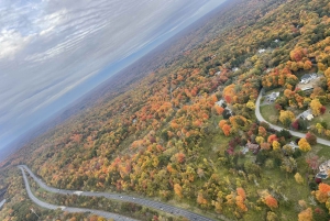 Privé helikoptervlucht in de herfsttooi vanuit NYC