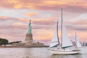 NYC- PRIVATES SEGELBOOT, FREIHEITSSTATUE, SKYLINE VON MANHATTAN