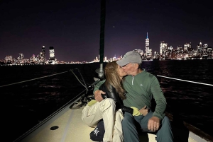 NYC- PRIVATES SEGELBOOT, FREIHEITSSTATUE, SKYLINE VON MANHATTAN