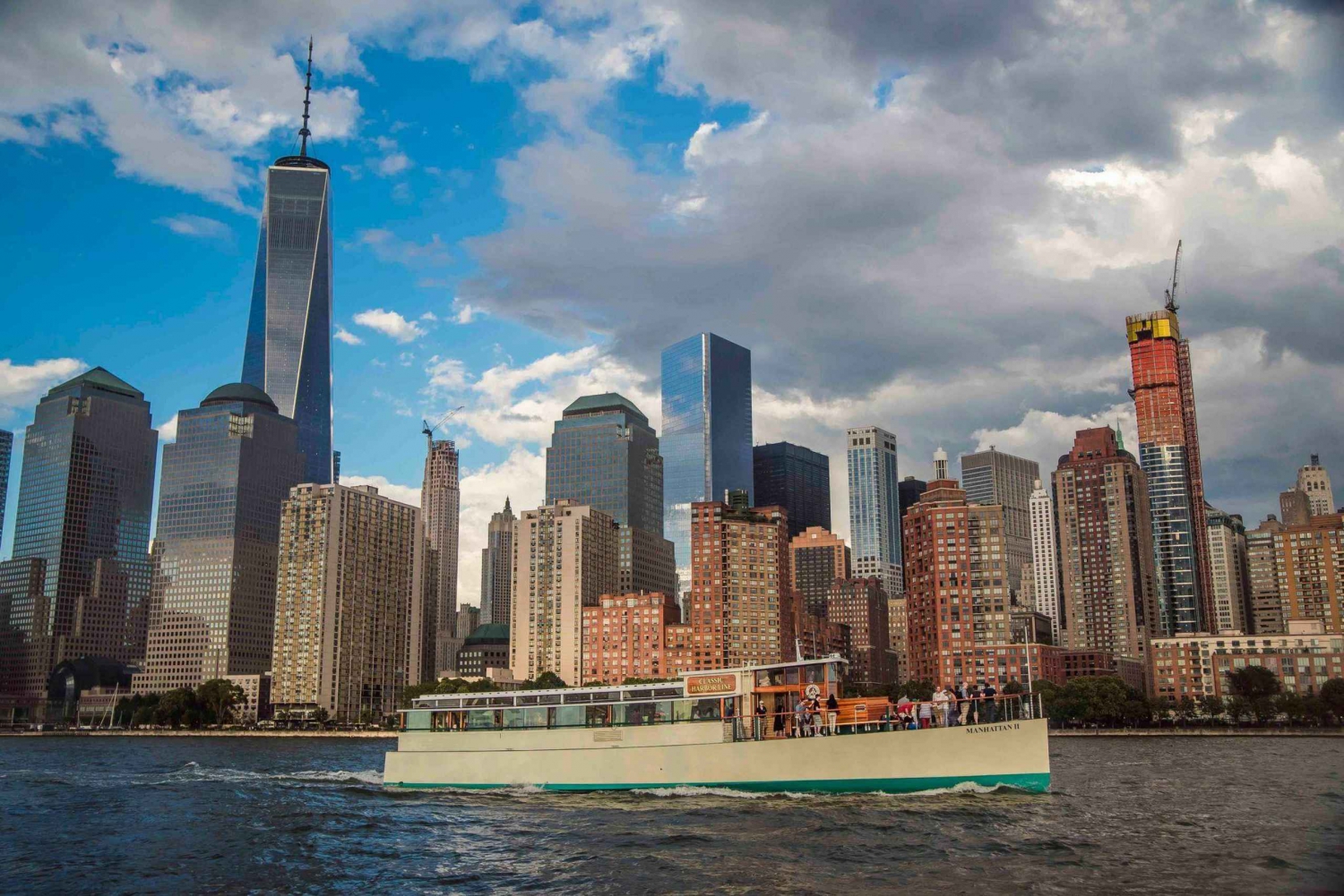NYC: Sightseeing Holiday Cruise with Drink