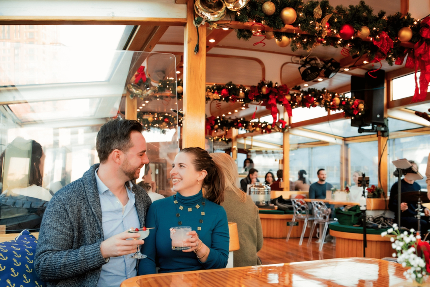 Нью-Йорк: обзорный праздничный круиз с напитками