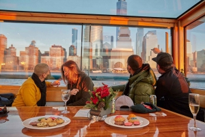 NYC: Sightseeing Holiday Cruise with Drink