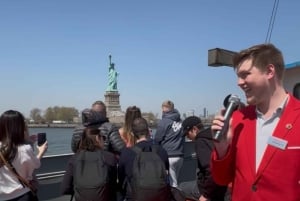 Croisière panoramique : la ligne d'horizon de New York et la Statue de la Liberté