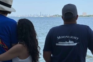 Croisière panoramique : la ligne d'horizon de New York et la Statue de la Liberté