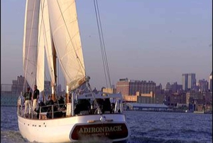 NYC: Vela del giorno della Statua della Libertà con la goletta Adirondack
