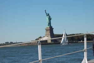 NYC: Vela del giorno della Statua della Libertà con la goletta Adirondack