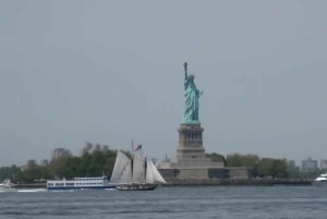 NYC: Vrijheidsbeeld dagtocht met bar aan boord