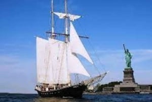 NYC: Gita in barca a vela con la Statua della Libertà e tour a piedi di Manhattan