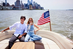 NYC: Tour panoramico privato della Statua della Libertà in yacht