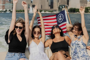 NYC: Tour panoramico privato della Statua della Libertà in yacht