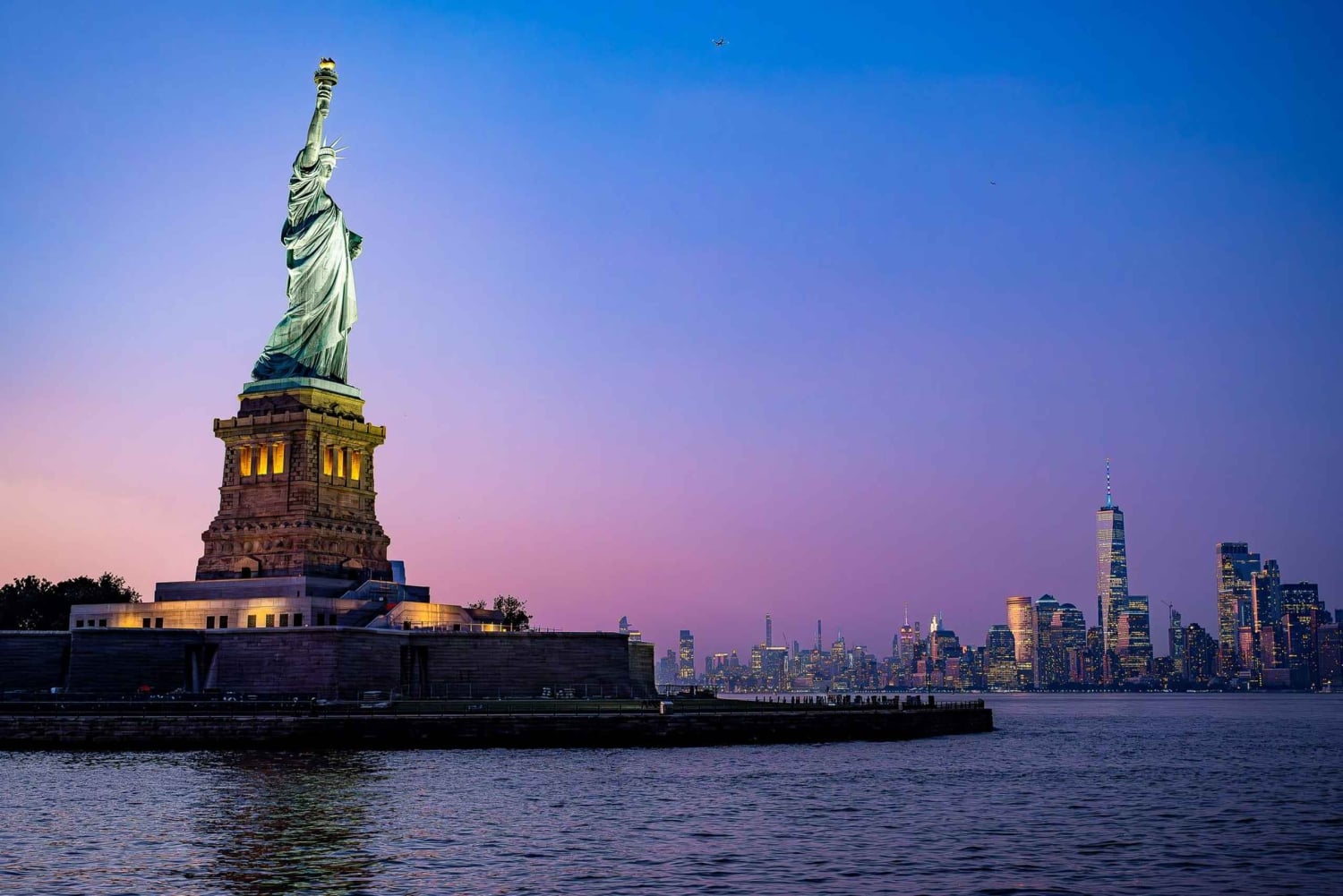 Crociera al tramonto a New York con DJ, skyline e Statua della Libertà