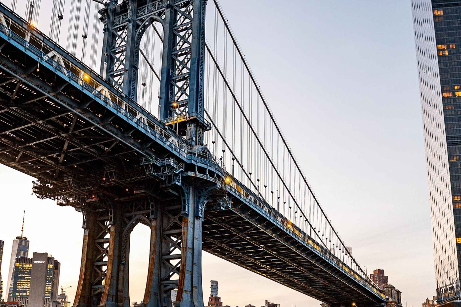 Crociera al tramonto a New York con DJ, skyline e Statua della Libertà