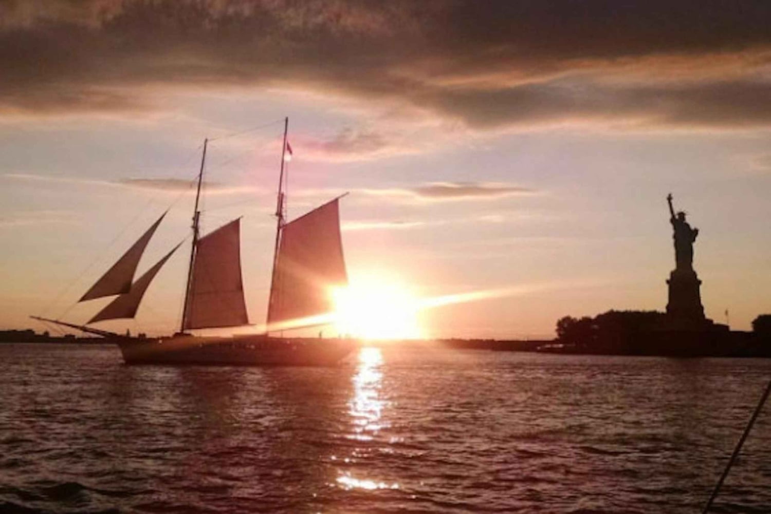 NYC: Auringonlaskun jazz-purjehdus Clipper Cityllä