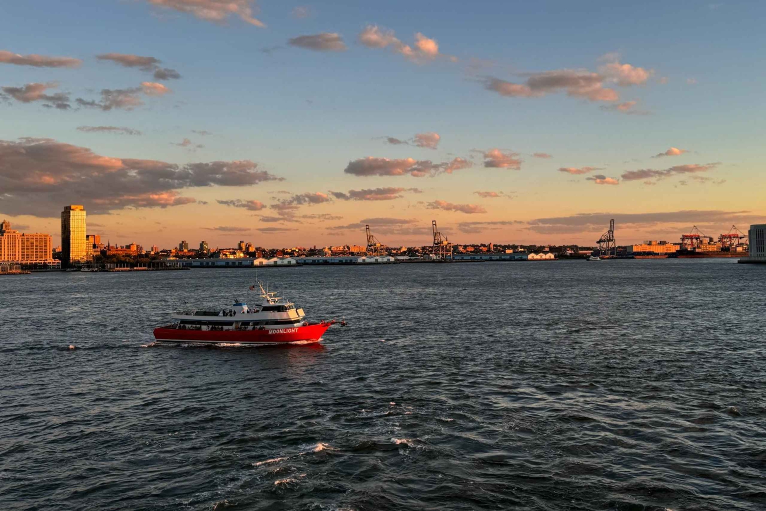 Coucher de soleil à New York, musique et croisière touristique avec vue sur la Statue de la Liberté