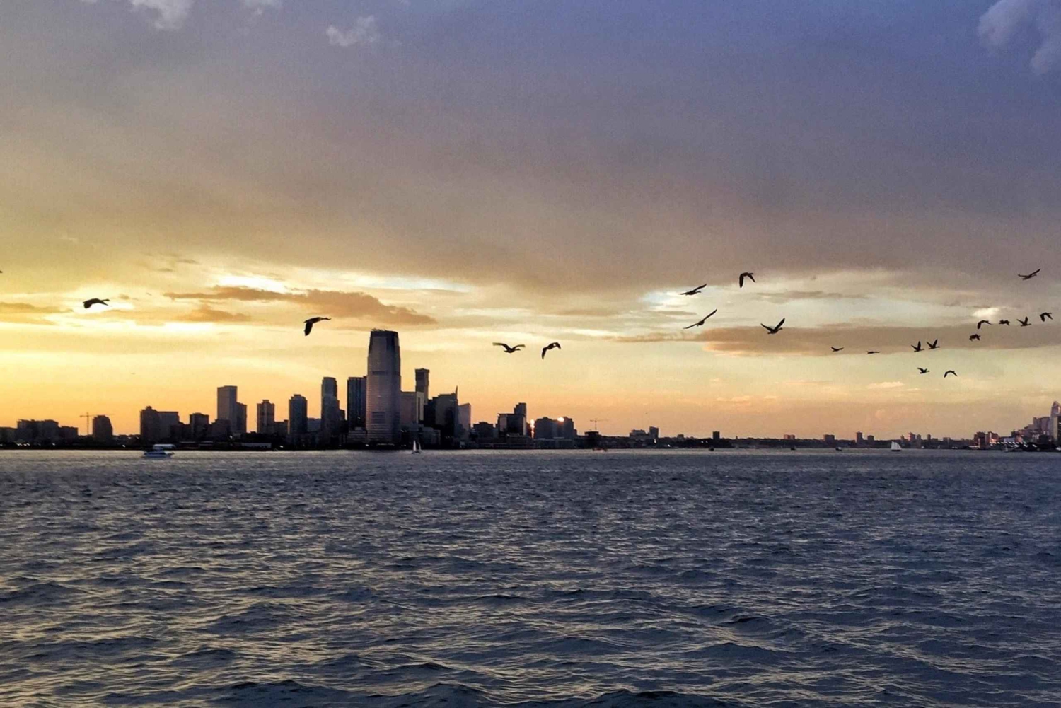 Coucher de soleil à New York, musique et croisière touristique avec vue sur la Statue de la Liberté