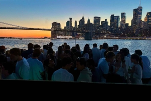 Coucher de soleil à New York, musique et croisière touristique avec vue sur la Statue de la Liberté
