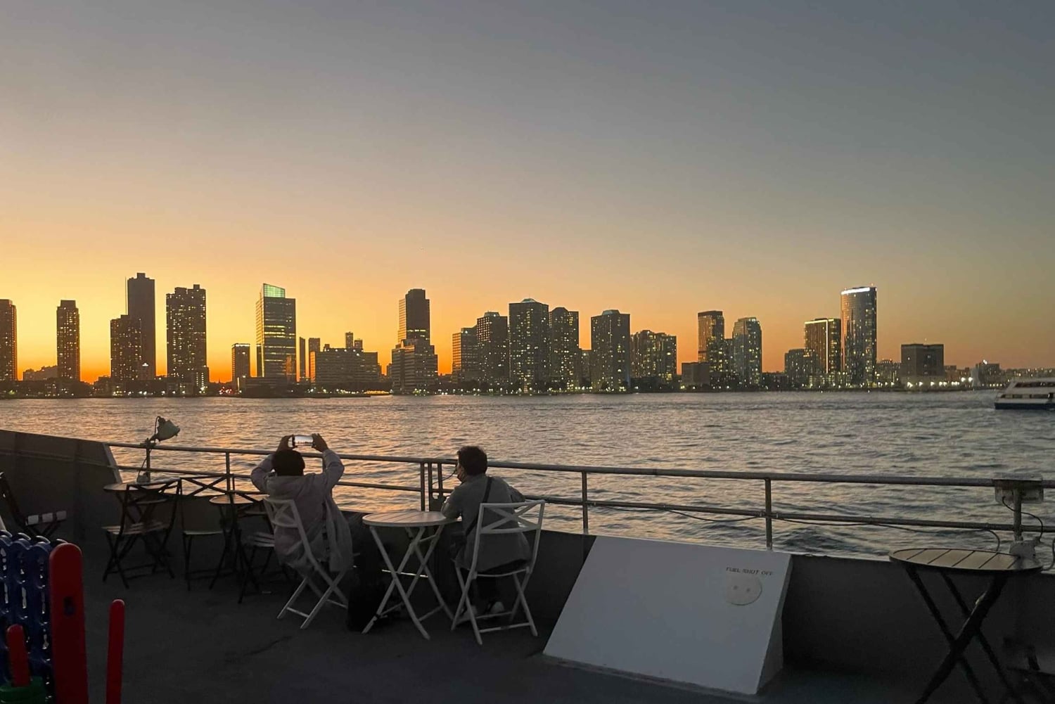 Закат и вечерняя водная прогулка с музыкой в Нью-Йорке